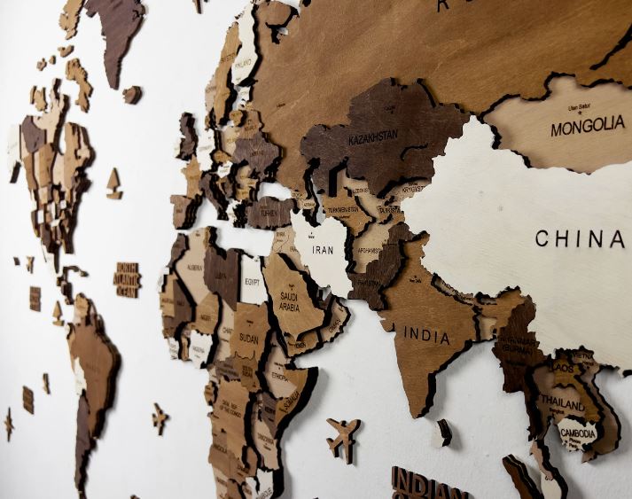 Carte du monde en bois 